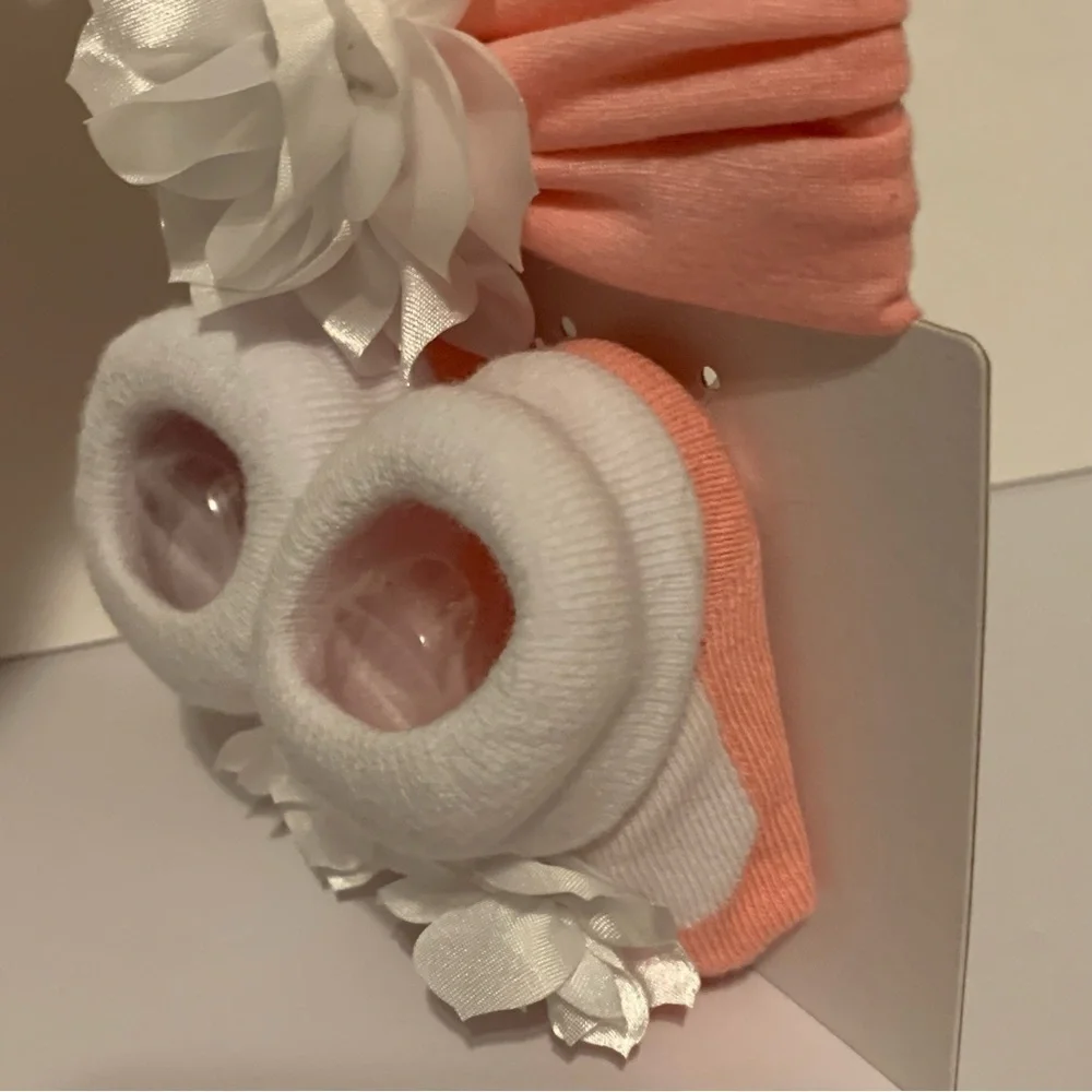 NWT. Jessica Simpson Infant Booties and Headband Set